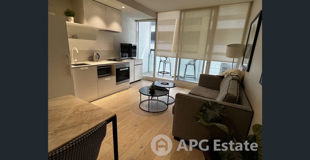 Modern South Yarra Apartment with Balcony, Gym, Pool & Prime Location - Photo 1