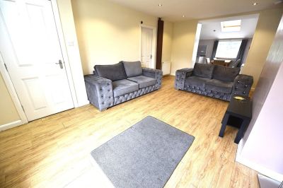 5 bedroom House in Langdale Gardens, Leeds - Photo 3