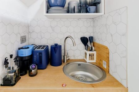 Urban Nest: Stylish Studio Escape - Photo 3