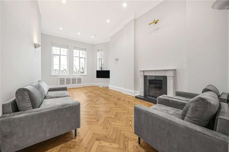 Situated on the seventh floor (with lift) of a popular red brick mansion block in the heart of Maida Vale - Photo 3