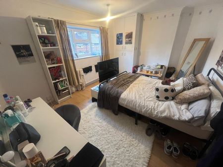 4 bedroom end of terrace house to rent - Photo 2