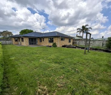 Step into comfort and convenience with this well-presented four-bed... - Photo 4