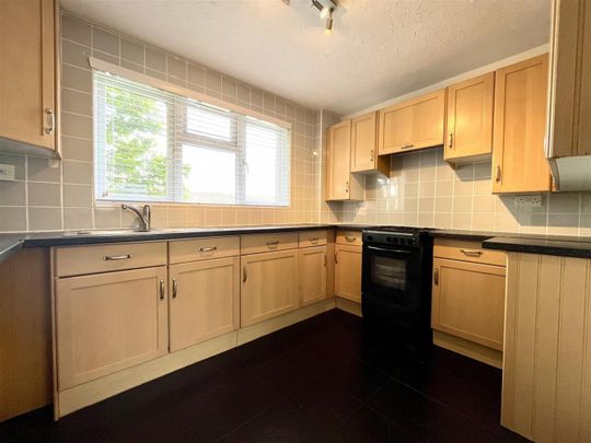 2 Bedroom Flat - Purpose Built To Let - Photo 1