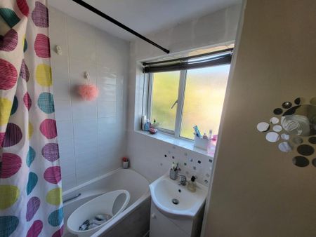 3 bedroom end of terrace house to rent - Photo 4