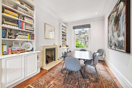 A beautiful family home set over five floors of a period building in South Kensington. - Photo 3