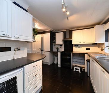 3 bedroom end of terrace house to rent - Photo 2