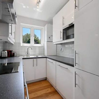 2 bedroom property to rent in London - Photo 1