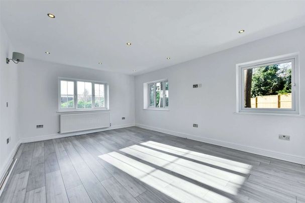 Semi detached modern family home, conveniently located in the popular town of Gerrards Cross. - Photo 1