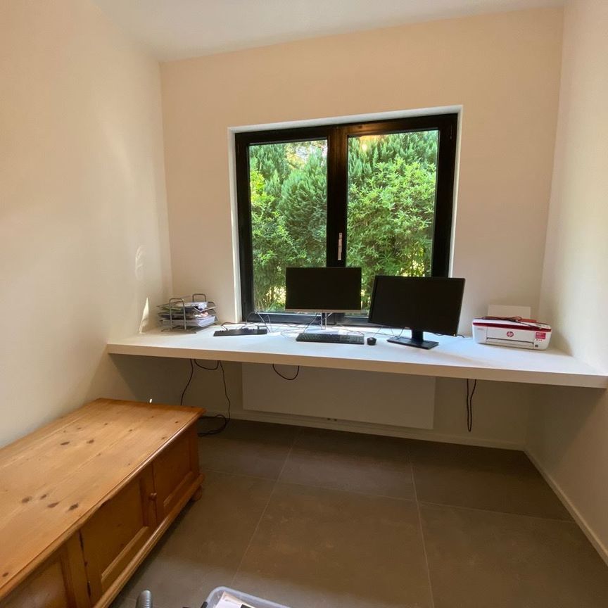 Net gerenoveerde woning met 4 slaapkamers - Photo 1