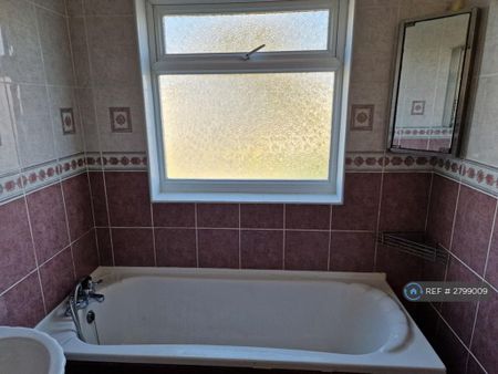 4 bedroom end of terrace house to rent - Photo 5