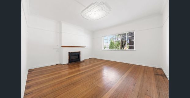 Beautifully Refurbished Art Deco Apartment - Photo 1