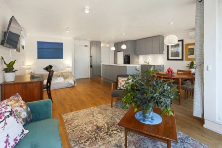 Spacious & luxuriously renovated city edge pad - Photo 2