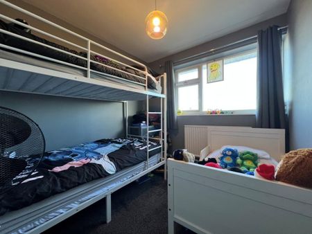 4 bedroom semi-detached house to rent - Photo 3