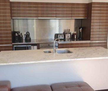 Cool and contemporary 2 bedroom apartment and carpark - Photo 5