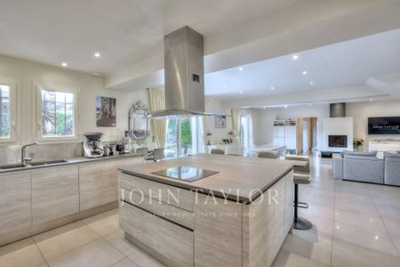 Maison à louer Mougins, Cote d'Azur, France7 500 EUR / Mois - Photo 5