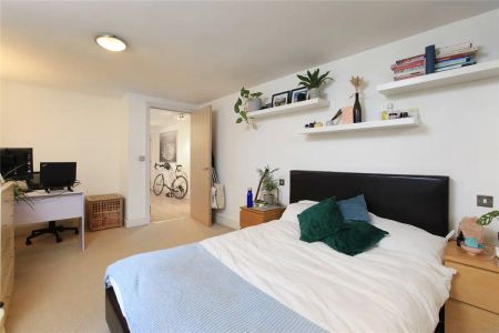 2 bedroom flat in London - Photo 3