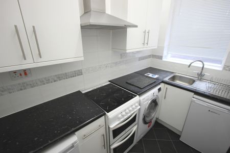 **LUXURY** Spacious FULLY FURNISHED 2 Bedroom apartment* *Private Parking**Close to City Centre**HOSPITALS**UNIVERSITIES**STUDENTS - Photo 3