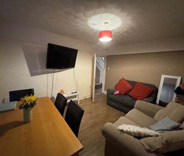 4 Bed Semi-Detached House, Brentbridge Road, M14 - Photo 2