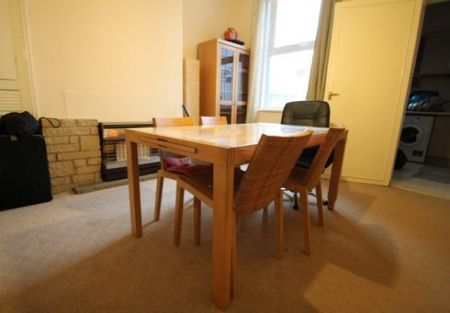 3 Bed - Homely 3 Bedroom House, Crookesmoor - Photo 4