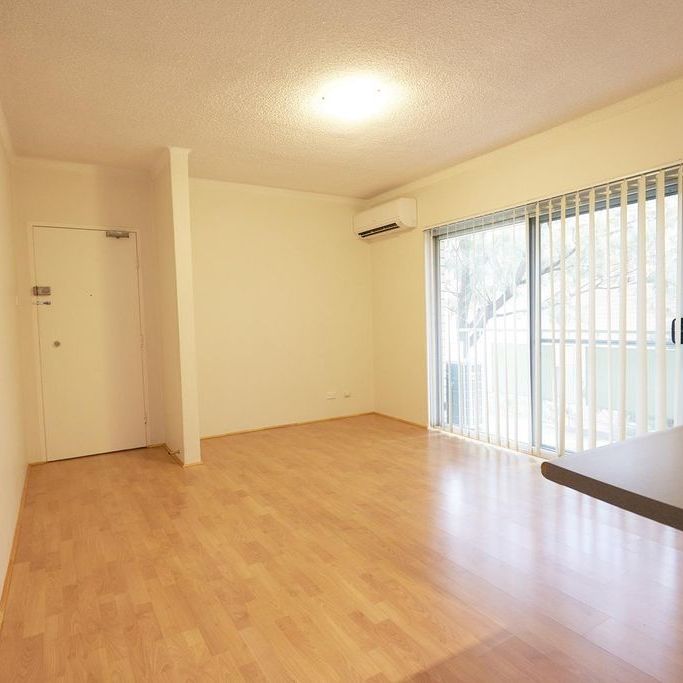 Top-Floor Two-Bedroom Apartment with Transport at Your Door - Photo 1