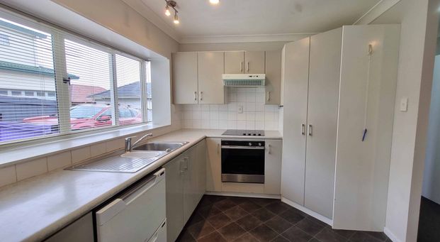 Pet friendly 4 bedroom home with 2 bathrooms - Photo 1