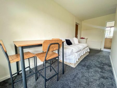 3 bedroom flat to rent - Photo 2