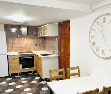 1 bedroom in a house share to rent - Photo 3