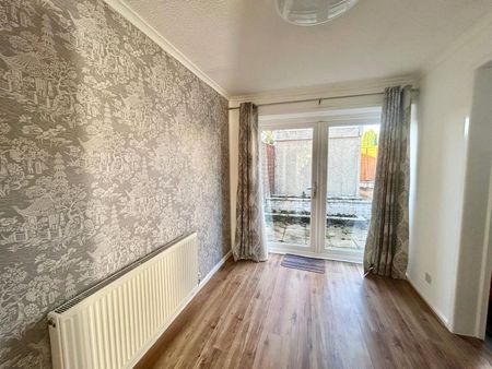 Pinewood Park, Farnborough, Hampshire, GU14 - Photo 2