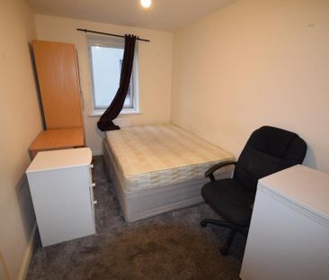 3 bedroom flat to rent - Photo 3