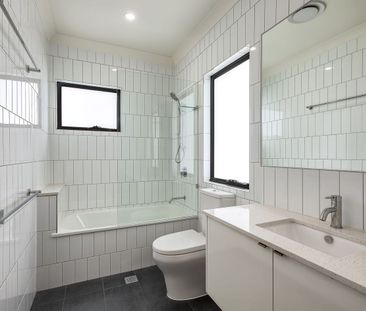 Near New 4 Bedroom Townhouse + Private Courtyard! - Photo 6