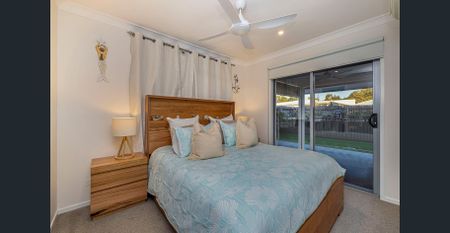 Spacious & Stylish Family Home in Parklakes - Photo 4