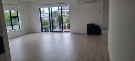 3Bed near new flat (incl utilities) - Photo 2
