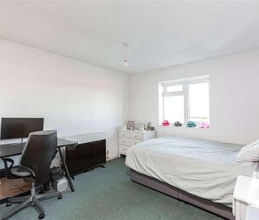 Alderney Gardens, Wickford, Essex, SS11 - Photo 5