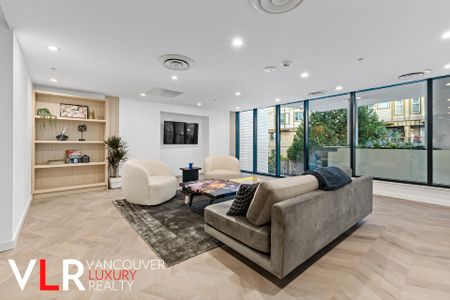 Condo in Surrey, BC - Photo 2