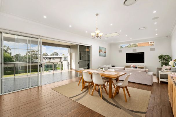 SPACIOUS DOUBLE STOREY 5 BEDROOM FAMILY HOME - Photo 1