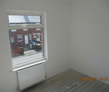 3 bedroom end of terrace house to rent - Photo 4