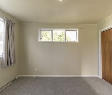 Spacious 5-Bedroom Family Home - Hillcrest School Zone - Photo 2