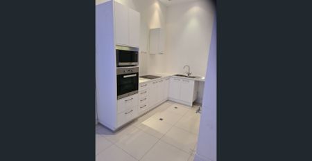 242A Rundle Street: Penthouse-Style Living in 3-Bed Apartment - Photo 3