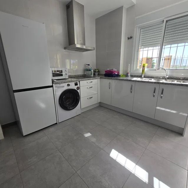 Alquiler de piso en Calle Sarajevo - Photo 1