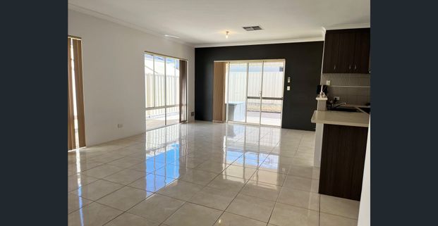 Theater Room & Study Area. Heaps of Room! - Photo 1