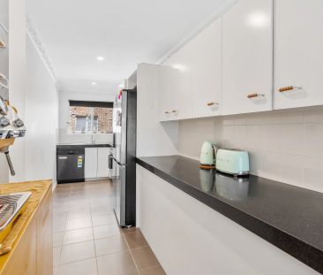 Spacious 2-Bedroom Townhouse, 250 metres to the beach – Water & Law... - Photo 2