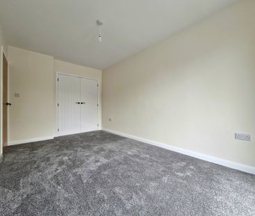 3 bedroom semi-detached bungalow to let - Photo 4