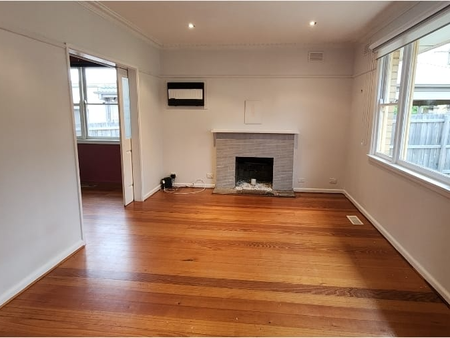 33 Parkmore Road, Forest Hill, VIC - Photo 5