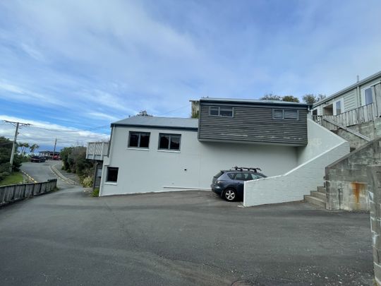 Sunny 3-Bedroom Townhouse in Sought-After Wadestown - Photo 1