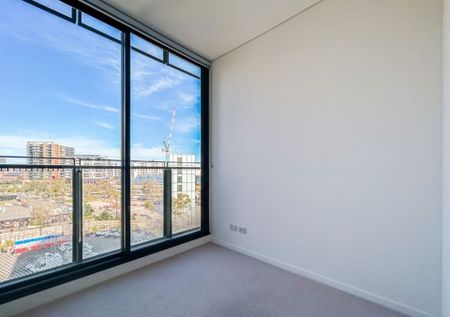 Executive Living&colon; Furnished 2 Bedroom &plus; Study Apartment at Infinity for Lease&excl; - Photo 2