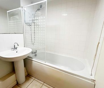 Flat to rent on - Photo 2