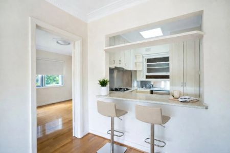 Spacious Three-Bedroom Apartment with Lake & CBD Views Opposite Albert Park Lake - Photo 4