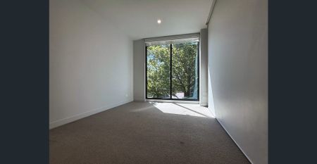 Leafy 2-Bed Apartment Opposite Surrey Gardens with Balcony & Parking - Photo 5