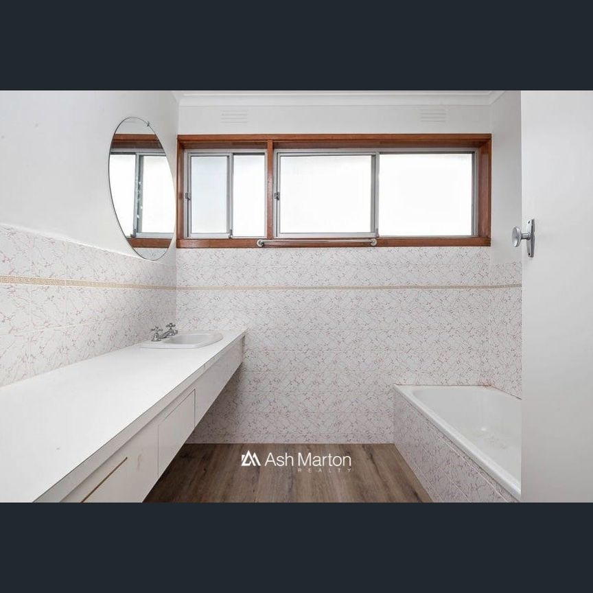 A Charming Family Gem in Frankston - Photo 1