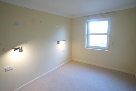1 bedroom retirement property to rent - Photo 2